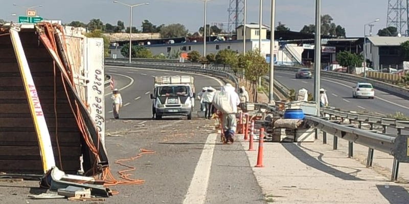 Otoyol çıkışında kamyon kaza yaptı, binlerce arı çevreye yayıldı: 3 yaralı