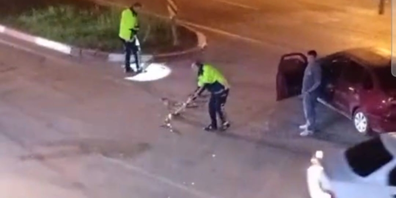 Kaza sonrası trafik polisi yolu süpürgeyle temizledi