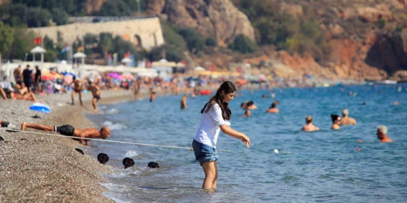 Türkiye kışı yaşarken, Antalya’da yazdan kalma günler devam ediyor