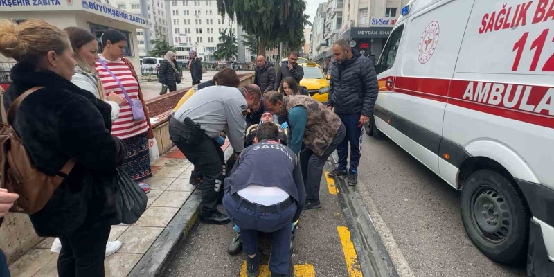 İnsanlık ölmemiş: Fenalaşıp yere düşen kişiye ilk yardım vatandaşlardan