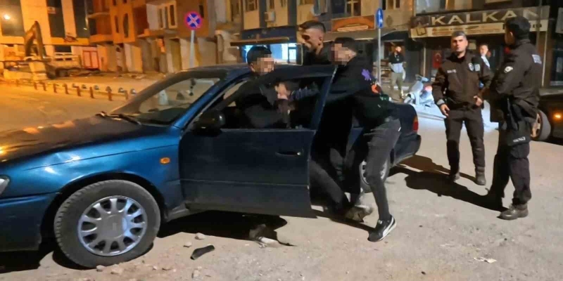 Tükürük yüzünden kavga çıktı, alkollü şahsı yakınları bile sakinleştiremedi