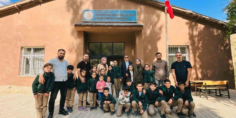 İki öğretmen binlerce kilometre yol kat ederek sınırdaki çocuklara yardım ulaştırdı