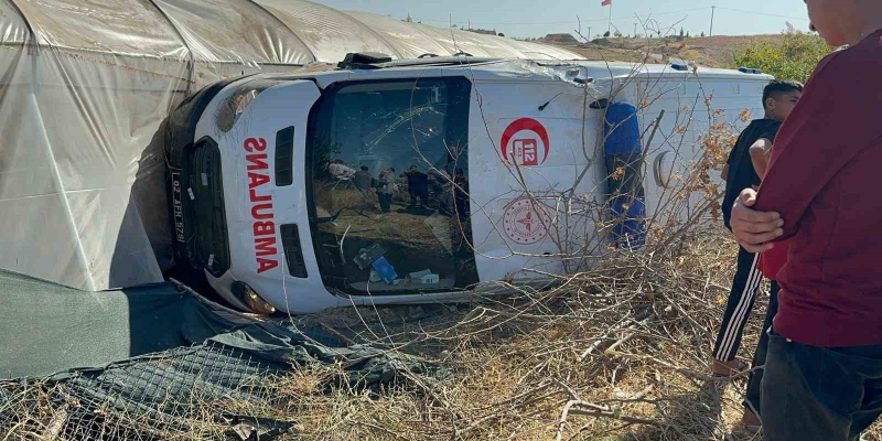 Yaralıları taşıyan ambulans ile otomobil çarpıştı: 8 yaralı