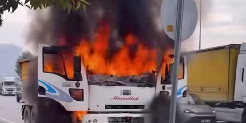 Seyir halindeki kamyon alev alev yandı