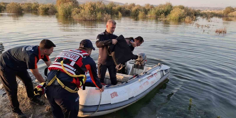 Baraj kapakları açıldı, aile mahsur kaldı