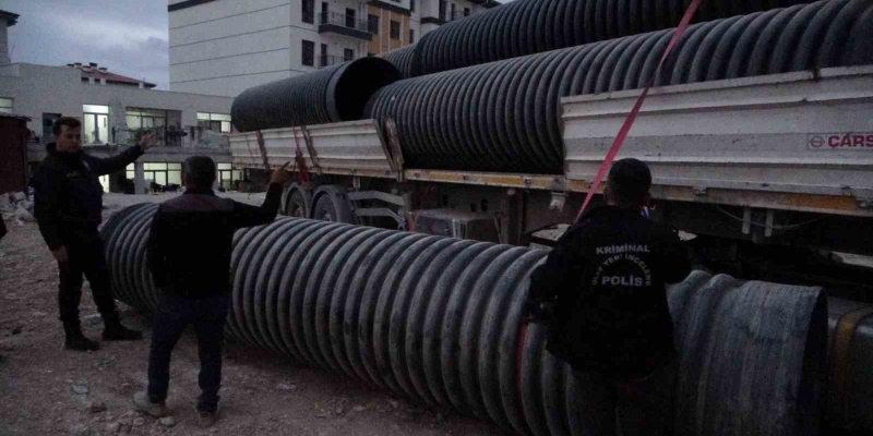 İnşaatta üzerine 750 kilo plastik boru düşen sürücü ağır yaralandı