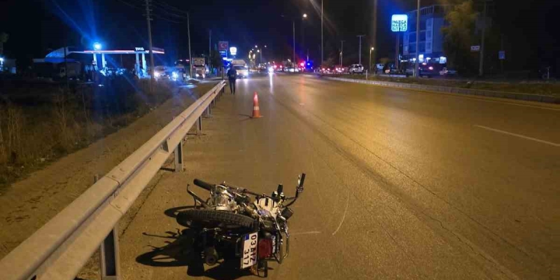 Otomobille motosikletin çarpıştığı kazada bir kişi öldü, 2 kişi yaralandı