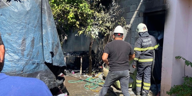 Dörtyol’da züccaciye deposu yandı