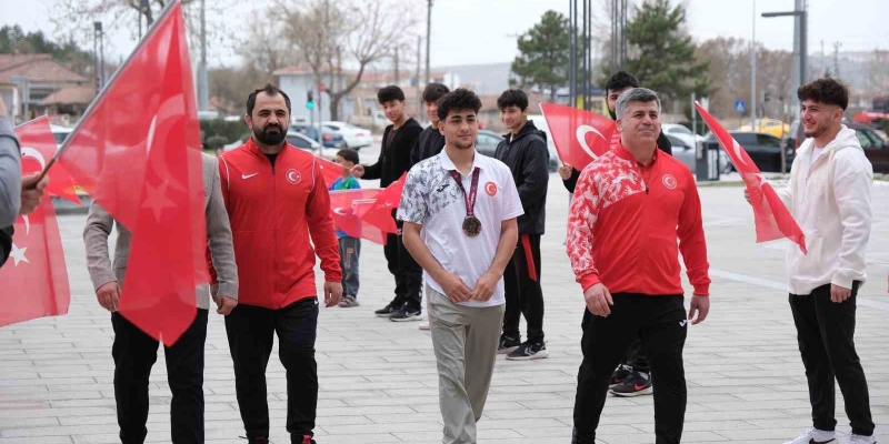 Avrupa üçüncüsü güreşçiye coşkulu karşılama