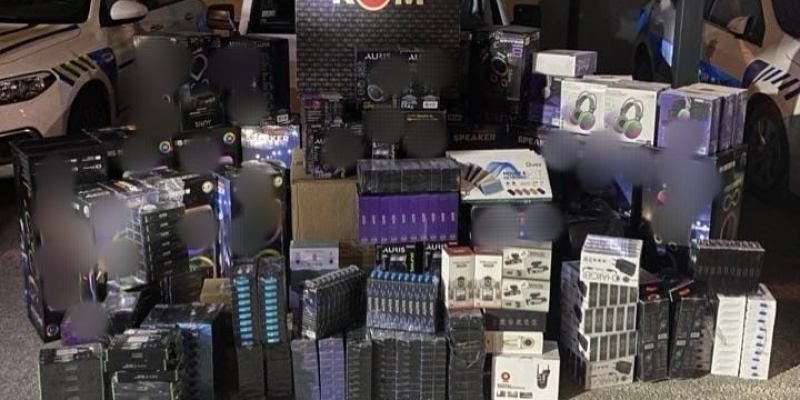 Kütahya’da bir araçta çok sayıda kaçak elektronik ürün ve telefon aksesuarı ele geçirildi