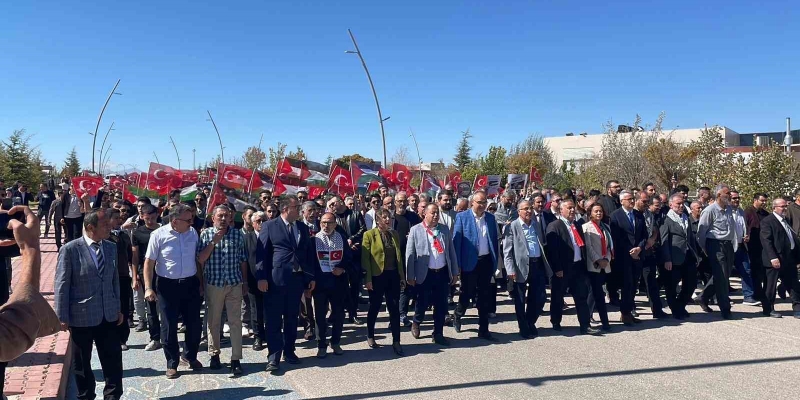 KMÜ’de üniversite öğrencileri ve akademisyenler Gazze için yürüdü