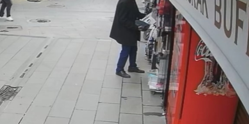 Dükkanın önündeki fanlı ısıtıcıyı bakıyormuş gibi yapıp alıp gitti