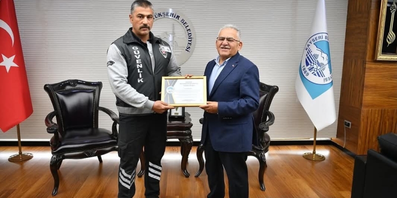 Başkan Büyükkılıç, genç kızı tramvay altında kalmaktan kurtaran güvenlik görevlisini ödüllendirdi