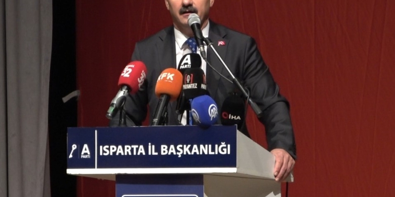 Anahtar Parti Genel Başkanı Ağıralioğlu, kürsüde konuşurken depreme yakalandı