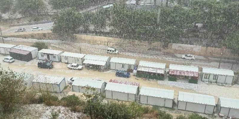 Hatay’da dolu yağışı beyaza bürüdü