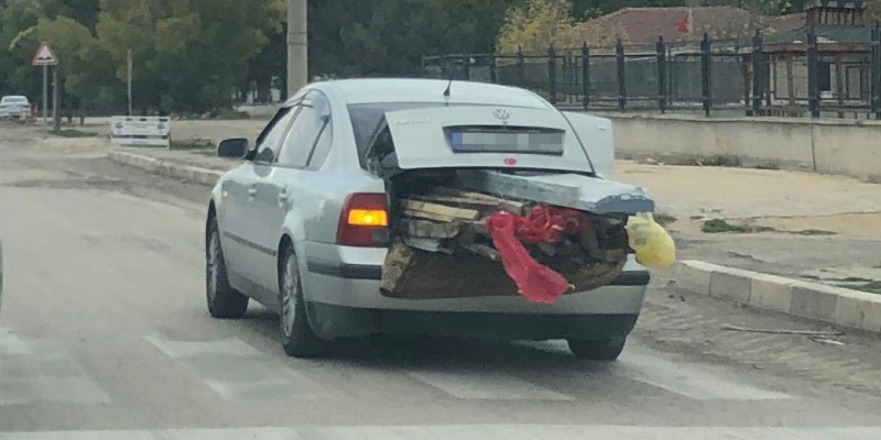 Bagajı kereste dolu araç trafiği tehlikeye attı
