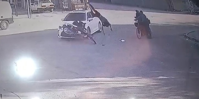 Kazada savrulan motosikletin sürücüsü yaşlı çiftin üzerine uçtu: 4 yaralı