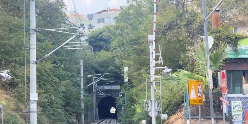 Evlerin altından geçen 114 yıllık tren tüneli mahalleyle bütünleşti