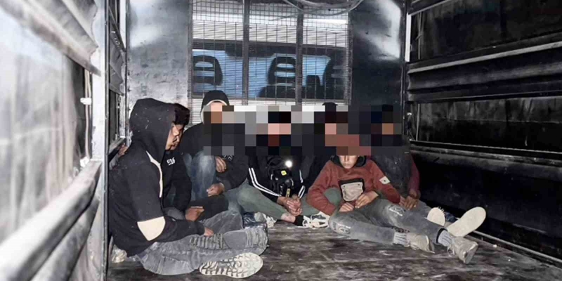 Kamyonet kasasında taşınan 8 göçmen yakalandı