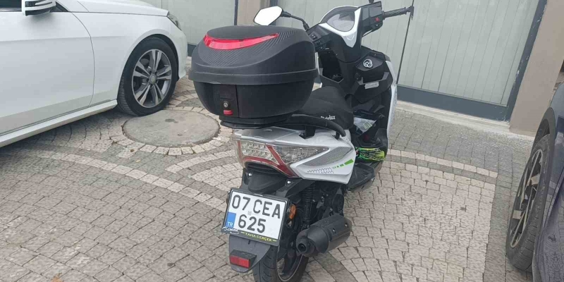 Manavgat’ta motosiklet yayaya çarptı: 2 yaralı