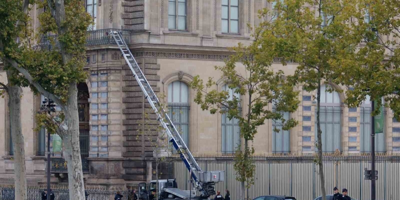 Fransa’dan Louvre açıklaması: "Hırsızlar pencereyi kırarak Apollo Galerisi’ne girdiler ve mücevherleri çaldılar"