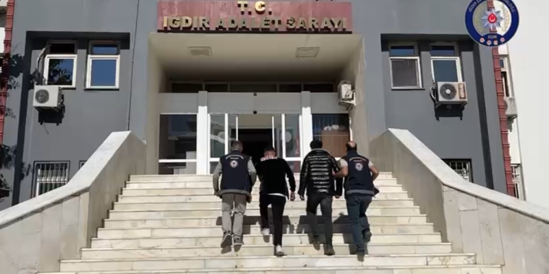 Iğdır’da kaçak 10 Afgan göçmen ve göçmenleri taşıyan 2 kişi yakalandı