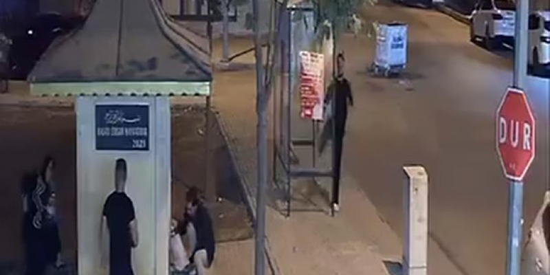 Tekmeyle otobüs durağının camını kırdı
