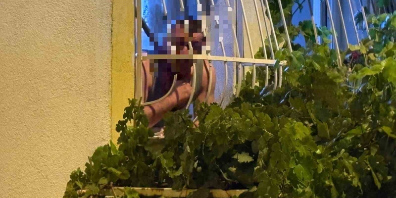 Pencerede korku dolu anlar: Döner bıçağıyla kendini kesmeye çalıştı
