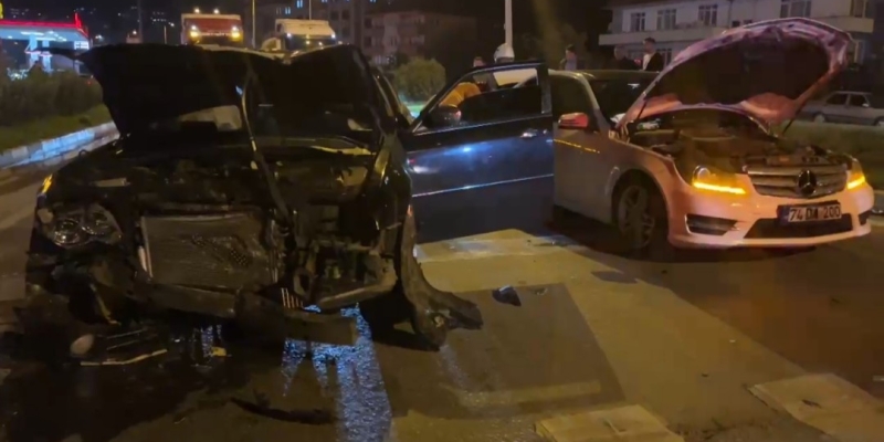 Kırmızı ışıkta bekleyen araca çarptı, otomobilinden inerek koşarak kaçtı