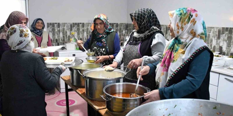 Çevre köylerden örnek aldılar, Ramazan’da tek iftar sofrası kurdular