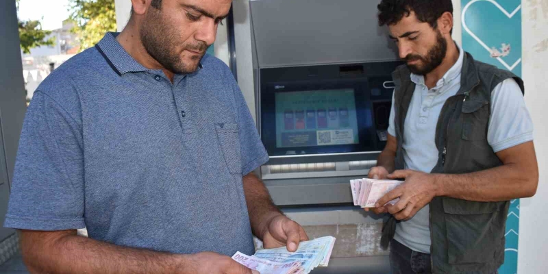 ATM’de buldukları paranın sahibini arıyorlar