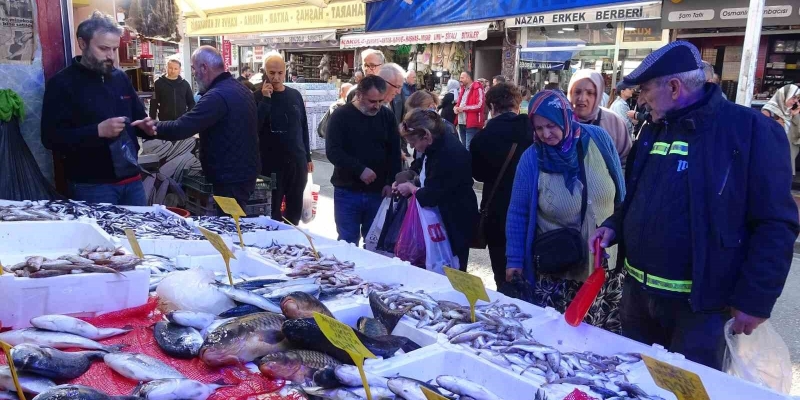 Hamsinin kilosu 300 TL’den 100 TL’ye düştü: Tezgahlarda kapış kapış gitti