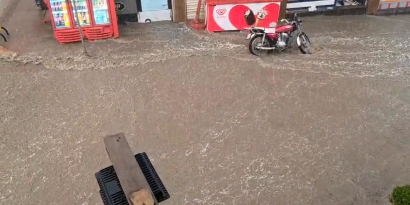 Diyarbakır’da sağanak caddeleri göle çevirdi