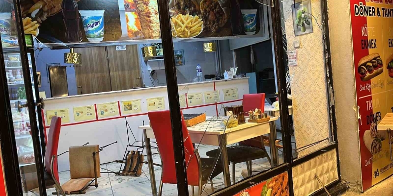 Bolu’da dönerciye sopalı ve yumruklu saldırı anları görüntülendi