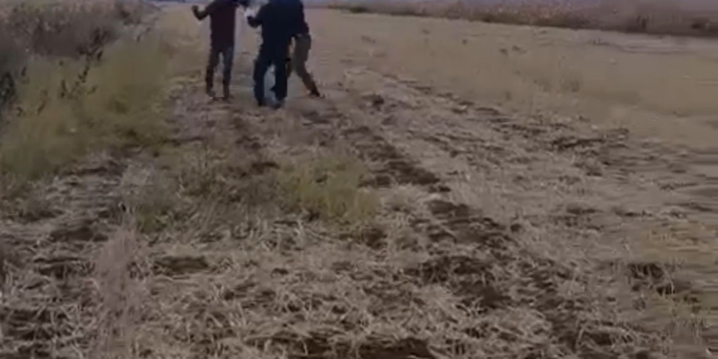 Kızının gözü önünde babayı darbettiler: Olay anı kamerada