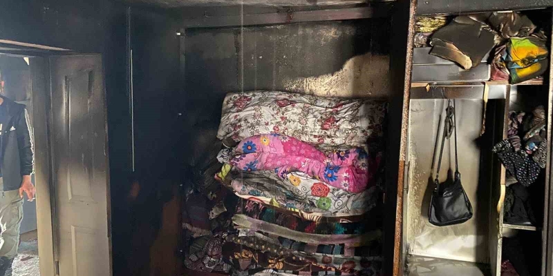 Sındırgı’da çıkan yangında evin büyük bölümü kullanılmaz hale geldi