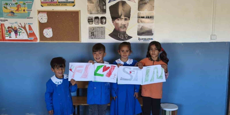 Bir tahta sıra, bir dünya vicdanı: Minik ellerden Filistin’e destek