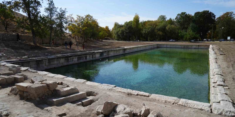 Hala kullanılan 1800 yıllık Roma havuzu çevresinde kazı çalışmaları 12 ay kesintisiz sürüyor