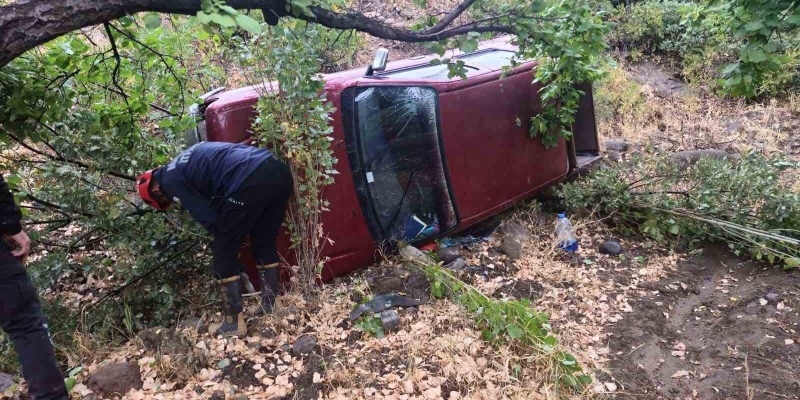 Malatya’da virajı alamayan pikap şarampole uçtu: 2 yaralı