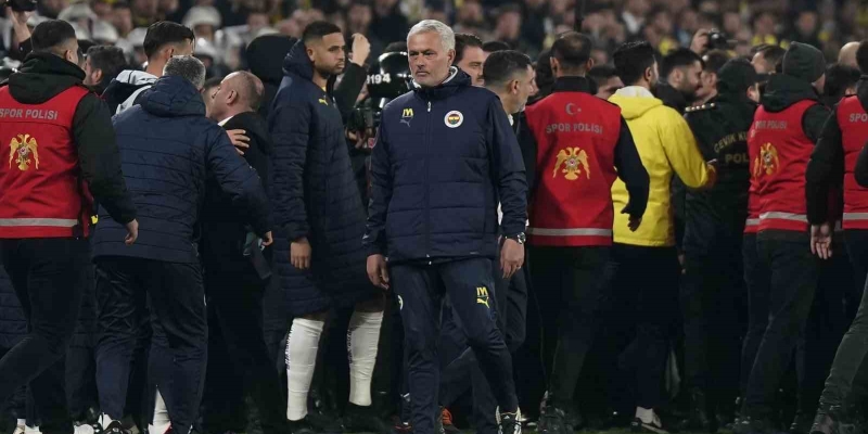 PFDK’dan, Jose Mourinho ve Fred’e 3’er, Mert Hakan’a 1 maç ceza