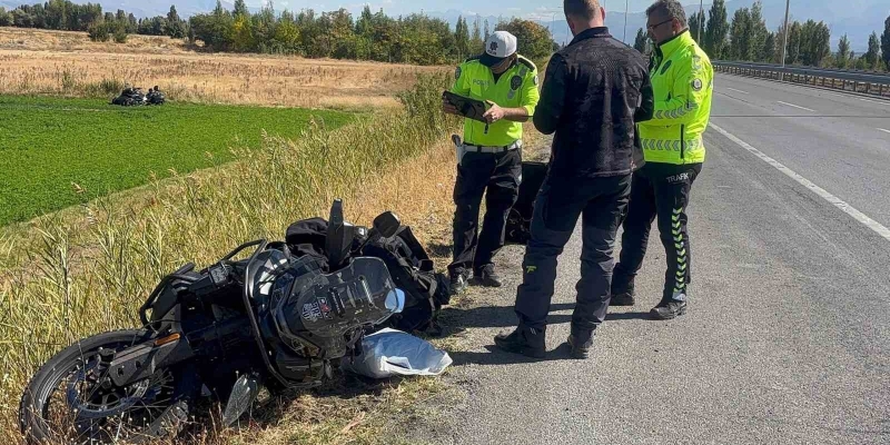 Erzincan’da bariyere çarpan Rus motosiklet sürücüsü öldü