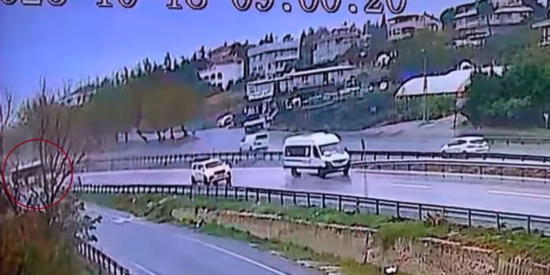 Büyükçekmece’de yağmur nedeniyle kayan otobüs yoldan çıktı