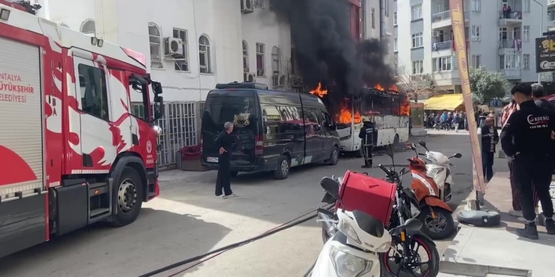 Midibüs alev alev yandı, mahalle sakinleri endişe içinde izledi