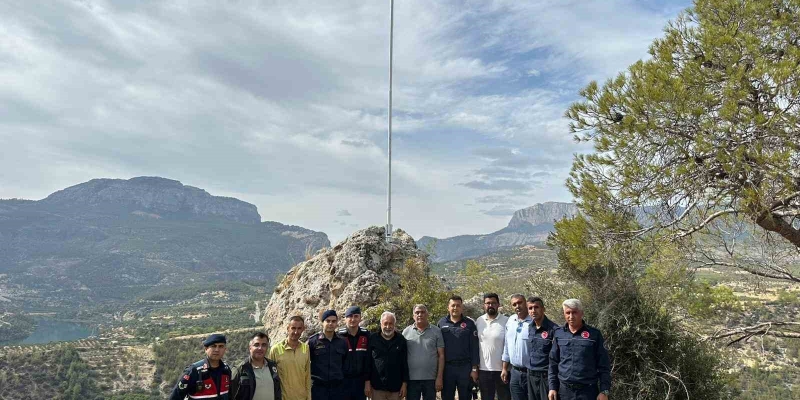 Direk yenilendi, yeni bayrak göndere çekildi