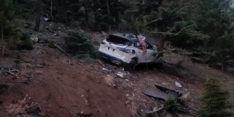 Dağ yolunda otomobil uçuruma yuvarlandı: 2 ölü