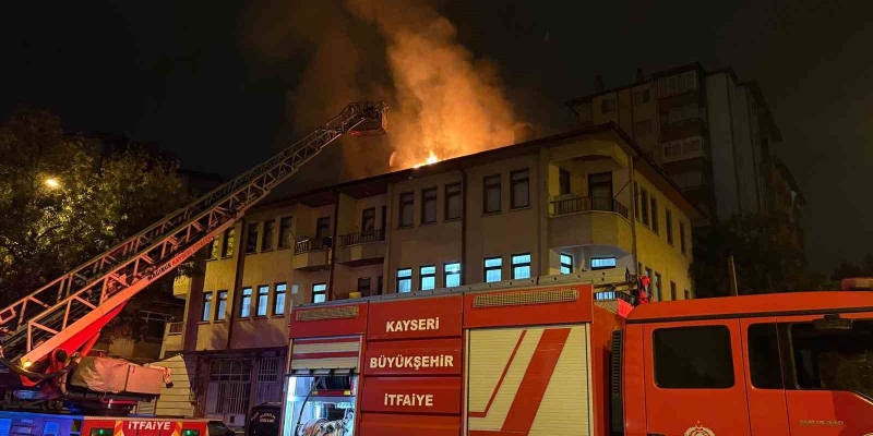 Eşi eve almayınca sinirlenip binanın çatısını yaktı: 1 gözaltı