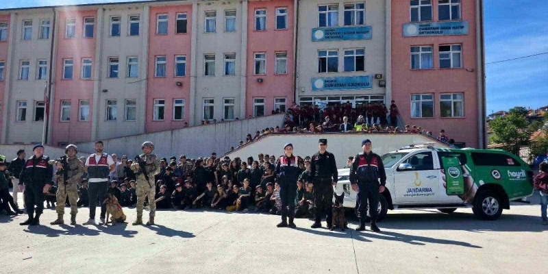 Karabük Jandarmasından öğrencilere hayvan sevgisi eğitimi