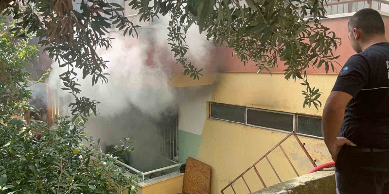 Alanya’da 4 katlı binadaki yangın korkuttu