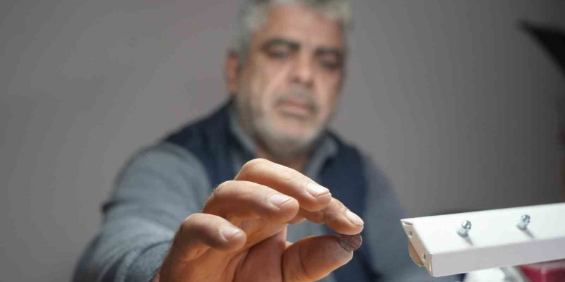 Binbir zahmetle yapılan rengarenk kehribar tespihler göz alıyor