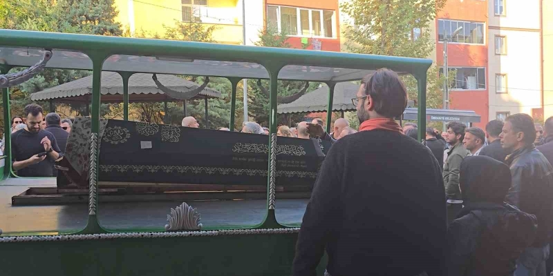 İETT otobüsünün çarpması sonucu hayatını kaybeden 2 çocuk annesi Deniz Şengül toprağa verildi